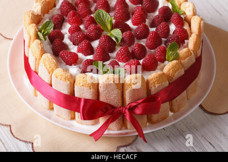 Schöne Himbeer Tiramisu mit Mascarpone und Savoiardi close-up auf dem Tisch. horizontale Stockfoto