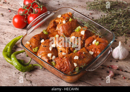 Rohes Fleisch mit Gewürzen mariniert, Thymian, Knoblauch und Chili in einer Schüssel hautnah. horizontale Stockfoto