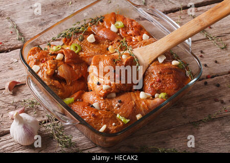 Rohes Fleisch in einer würzigen roten Marinade in einer Schüssel hautnah auf dem Tisch. horizontale Stockfoto