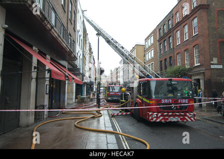 London, UK. 19. Dezember 2016. Feuer in Soho Dean Street. Teil der Straße wurde vom Londoner Feuerwehr zu löschen das Feuer auf dem Dach des Gebäudes geschlossen. © Alberto Pezzali/Pacific Press/Alamy Live-Nachrichten Stockfoto