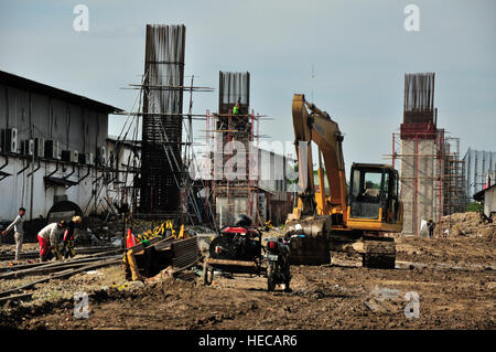 Medan, Indonesien. 18. Dezember 2016. Indonesische wirtschaftlicher Entwicklung verlangsamte sich im dritten Quartal durch geringere Staatsausgaben und Exporte, noch sichtbare Entwicklungen in der anderen Ecke der Stadt Medan, Nord-Sumatra mit zunehmender Wolkenkratzer und Autobahn in der Zeitspanne von einem Jahr zu sehen sind. © Tsabirin Manurung/Pacific Press/Alamy Live-Nachrichten Stockfoto