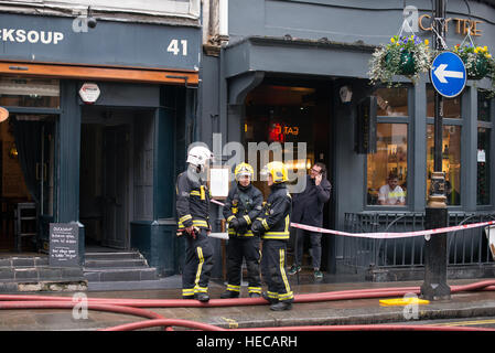 London, UK. 19. Dezember 2016. Feuer in Soho Dean Street. Teil der Straße wurde vom Londoner Feuerwehr zu löschen das Feuer auf dem Dach des Gebäudes geschlossen. © Alberto Pezzali/Pacific Press/Alamy Live-Nachrichten Stockfoto