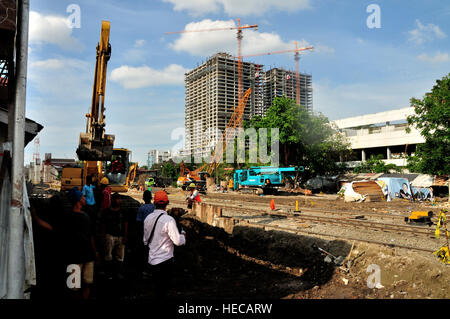 Medan, Indonesien. 18. Dezember 2016. Indonesische wirtschaftlicher Entwicklung verlangsamte sich im dritten Quartal durch geringere Staatsausgaben und Exporte, noch sichtbare Entwicklungen in der anderen Ecke der Stadt Medan, Nord-Sumatra mit zunehmender Wolkenkratzer und Autobahn in der Zeitspanne von einem Jahr zu sehen sind. © Tsabirin Manurung/Pacific Press/Alamy Live-Nachrichten Stockfoto