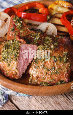 Gegrilltes Fleisch mit Pesto und Gemüse Nahaufnahme auf einer Platte. vertikale Stockfoto