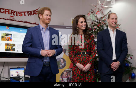 Der Herzog und die Herzogin von Cambridge und Prinz Harry während eines Besuchs in The Mix in London, sie die Jugend Charity Christmas besuchte party. Stockfoto