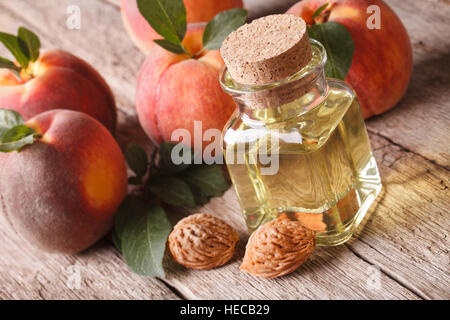 Pfirsich Massageöl in einer Glasflasche mit einer Tabelle Großaufnahme. horizontale Stockfoto