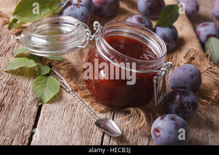 hausgemachte Pflaume Marmelade in ein Glas auf den Tisch-Nahaufnahme. horizontale Stockfoto