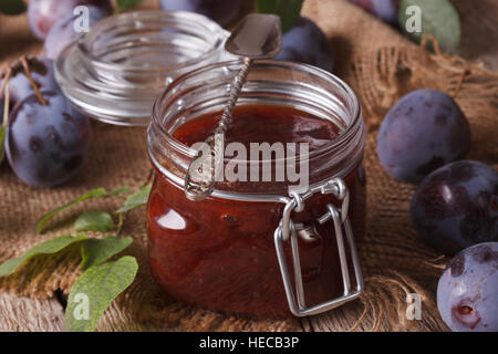Frische hausgemachte Pflaume Confiture in ein Glas auf den Tisch-Nahaufnahme. horizontale Stockfoto