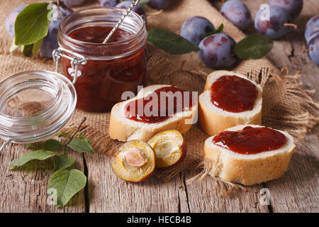 Sandwiches mit hausgemachten Pflaumen Marmelade auf den Tisch-Nahaufnahme. horizontale Stockfoto