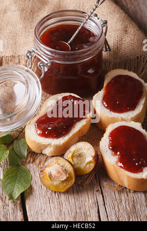 Sandwiches mit Pflaumen Marmelade close-up auf dem Tisch. Vertikal, rustikal Stockfoto