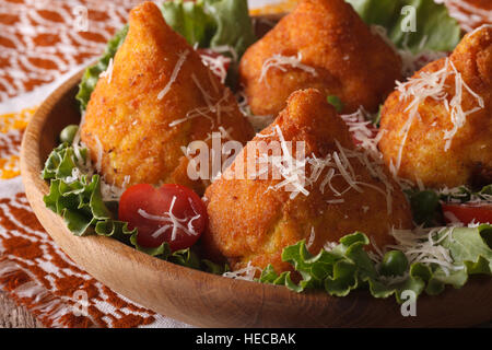 Arancini Reisbällchen mit Fleisch und Parmesan Nahaufnahme auf einer Platte. horizontale Stockfoto