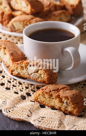 Schwarzer Kaffee und italienische Cookies Cantuccini Makro auf dem Tisch. vertikale Stockfoto