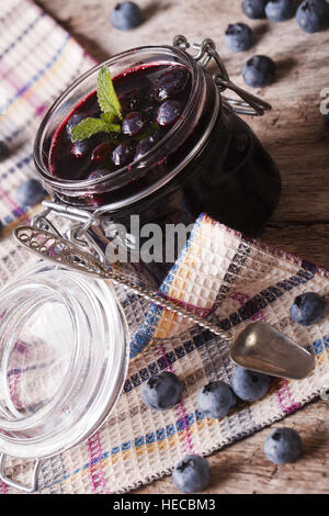 Heidelbeere Marmelade in ein Glas hautnah auf dem Tisch. vertikale Stockfoto