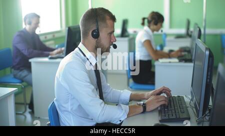 Mann-Kundenservice im Call-center Stockfoto
