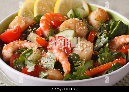 Salat mit Garnelen, Jakobsmuscheln und frischem Gemüse hautnah in eine Schüssel geben. horizontale Stockfoto