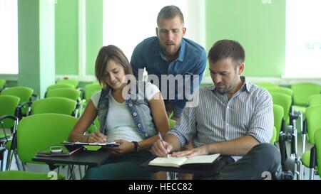 Gruppe von Studenten an der Vorlesung im Klassenzimmer sitzen Stockfoto