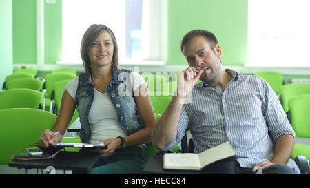 Schüler in der Klasse auf den grünen Stühlen Stockfoto