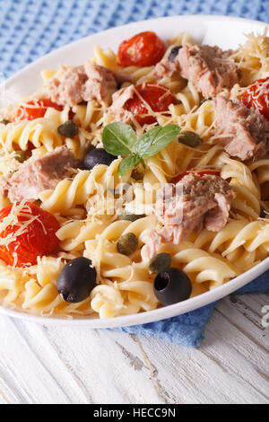 Warmer Salat Fusilli Nudeln, Thunfisch und Tomaten hautnah in eine Schüssel geben. Vertikal Stockfoto