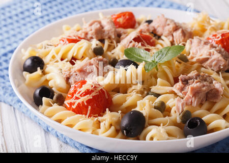 Warmer Salat Fusilli Nudeln, Thunfisch und Tomaten hautnah in eine Schüssel geben. horizontale Stockfoto