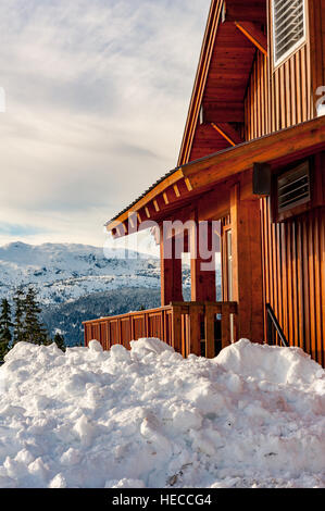 Außenseite des Raven Lodge im Winter im Mount Washington Alpine Ski Resort in Strathcona Provincial Park in British Columbia Kanada Stockfoto