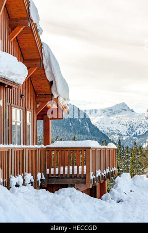 Außenseite des Raven Lodge im Winter im Mount Washington Alpine Ski Resort in Strathcona Provincial Park in British Columbia Kanada Stockfoto