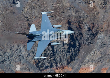 US Air Force F-16 C, fliegen auf niedrigem Niveau durch Rainbow Canyon, Kalifornien. Stockfoto