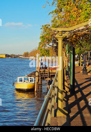 Argentinien, Buenos Aires Provinz, Tigre, Blick auf den Kanal am Fluss Lujan. Stockfoto