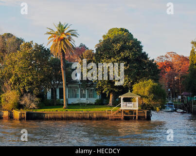 Argentinien, Buenos Aires Provinz, Tigre, Blick auf den Kanal am Rio Lujan. Stockfoto