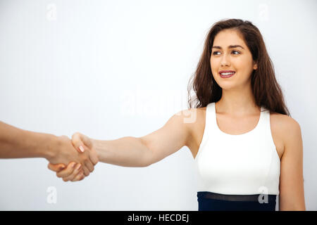 Schöne Geschäftsfrau in smart casual Kleid Händeschütteln mit männlichen Kollegen - Partnerschaft Geschäftskonzept und Geschäftsvermittlung Stockfoto