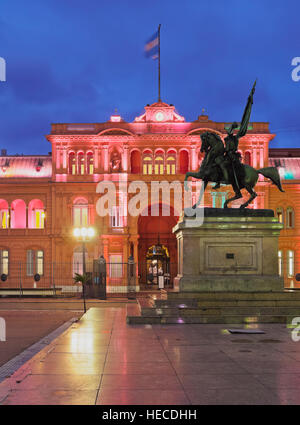 Argentinien, Buenos Aires, Twilight Ansicht der Casa Rosada auf der Plaza de Mayo. Stockfoto