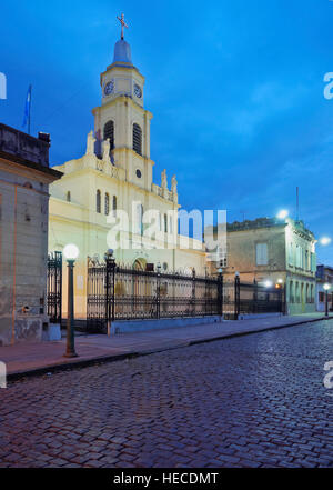 Argentinien, Provinz Buenos Aires, San Antonio de Areco, Twilight-Blick auf die Kirche San Antonio de Padua. Stockfoto