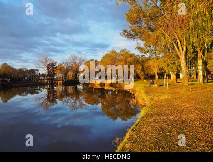 Argentinien, Provinz Buenos Aires, San Antonio de Areco, Ansicht des Flusses Areco bei Sonnenuntergang. Stockfoto