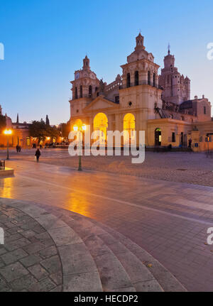 Argentinien, Cordoba, Twilight-Blick auf die Kathedrale von Cordoba. Stockfoto