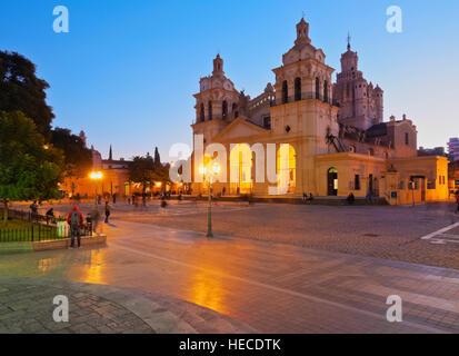 Argentinien, Cordoba, Twilight-Blick auf die Kathedrale von Cordoba. Stockfoto