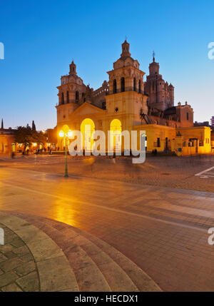 Argentinien, Cordoba, Twilight-Blick auf die Kathedrale von Cordoba. Stockfoto