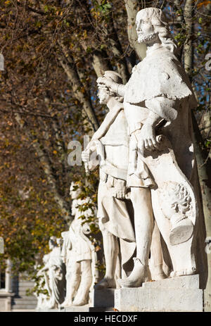 Statuen in einer Reihe vor dem königlichen Palast. Madrid. Spanien Stockfoto