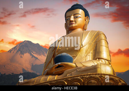 Goldenen Buddha in Kathmandu auf einem Hintergrund des Himalaya-Gebirges Stockfoto