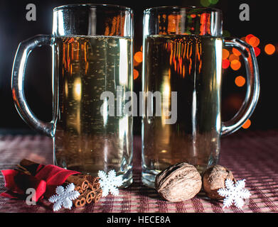 Silvester. Lustiges Bild von zwei Gläser Champagner, Schneeflocken, Zimt und Walnüsse auf dem Hintergrund der Lichter Bokeh. Zurückhaltend. Selektive f Stockfoto