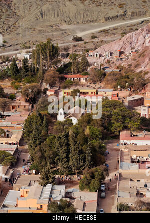 Argentinien, Provinz Jujuy, Purmamarca, erhöhten Blick auf die Stadt. Stockfoto