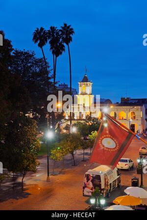 Argentinien, Salta, Twilight Blick auf koloniale Rathaus, heute historisches Museum. Stockfoto