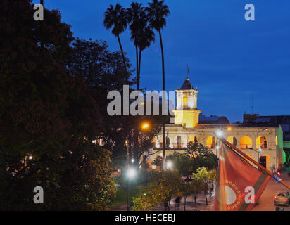 Argentinien, Salta, Twilight Blick auf koloniale Rathaus, heute historisches Museum. Stockfoto