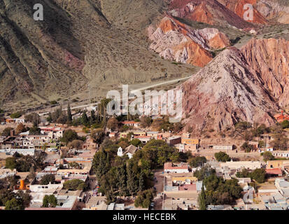 Argentinien, Provinz Jujuy, Purmamarca, erhöhten Blick auf die Stadt und die Hügel von sieben Colours(Cerro de los Siete Colores). Stockfoto