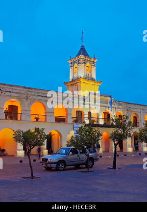 Argentinien, Salta, Twilight Blick auf koloniale Rathaus, heute historisches Museum. Stockfoto