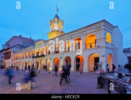 Argentinien, Salta, Twilight Blick auf koloniale Rathaus, heute historisches Museum. Stockfoto