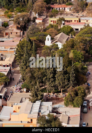 Argentinien, Provinz Jujuy, Purmamarca, erhöhten Blick auf die Stadt. Stockfoto