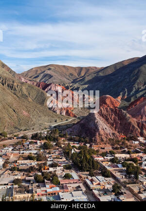 Argentinien, Provinz Jujuy, Purmamarca, erhöhten Blick auf die Stadt und die Hügel von sieben Colours(Cerro de los Siete Colores). Stockfoto