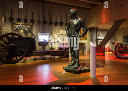 Bronzeskulptur De Buildrager / Arbeid Vrijheid / Dock Arbeiter im MAS / Museum Aan de Stroom, Antwerpen, Belgien Stockfoto