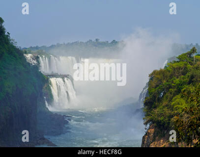 Misiones, Argentinien, Puerto Iguazu, Iguazu Wasserfälle, Anzeigen der Garganta del Diablo. Stockfoto