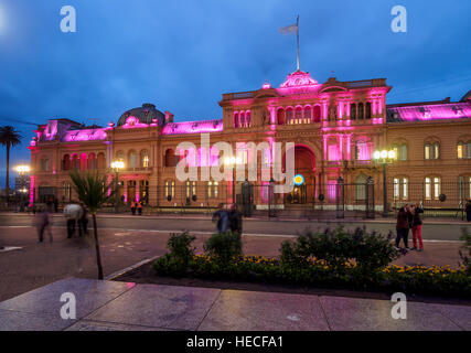 Argentinien, Buenos Aires Provinz, Stadt Buenos Aires, Monserrat, Twilight-Blick auf die Casa Rosada auf der Plaza de Mayo. Stockfoto