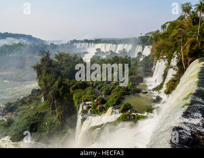 Argentinien, Misiones, Puerto Iguazu, Blick auf die Iguazu-Wasserfälle. Stockfoto
